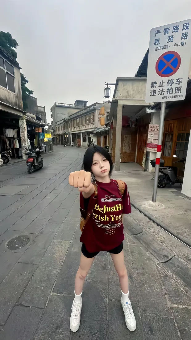个性美女手机壁纸｜老街街拍背景图片 - 潮流穿搭「哲风壁纸」
