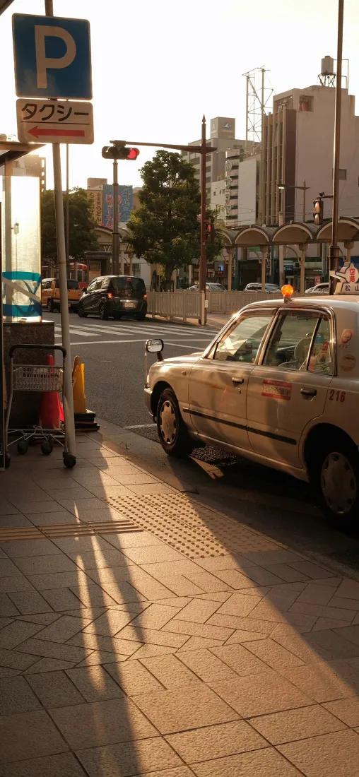 阳光街道手机壁纸｜城市街景背景图片 - 出租车路边景象「哲风壁纸」