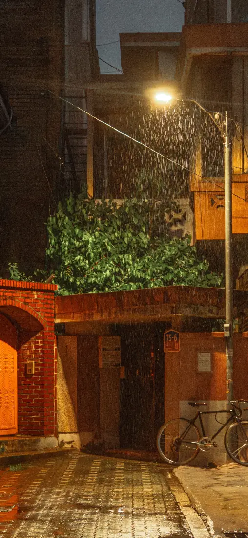 雨夜路灯手机壁纸｜老旧巷弄背景图片 - 暖光治愈城市街景「哲风壁纸」