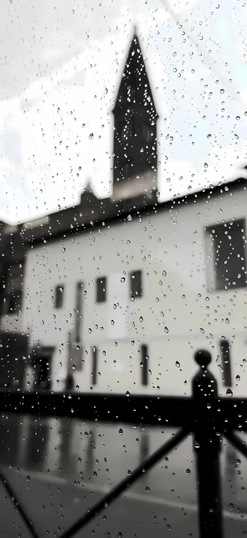 阴天房屋手机壁纸｜玻璃雨滴背景图片 - 尖顶建筑街景「哲风壁纸」