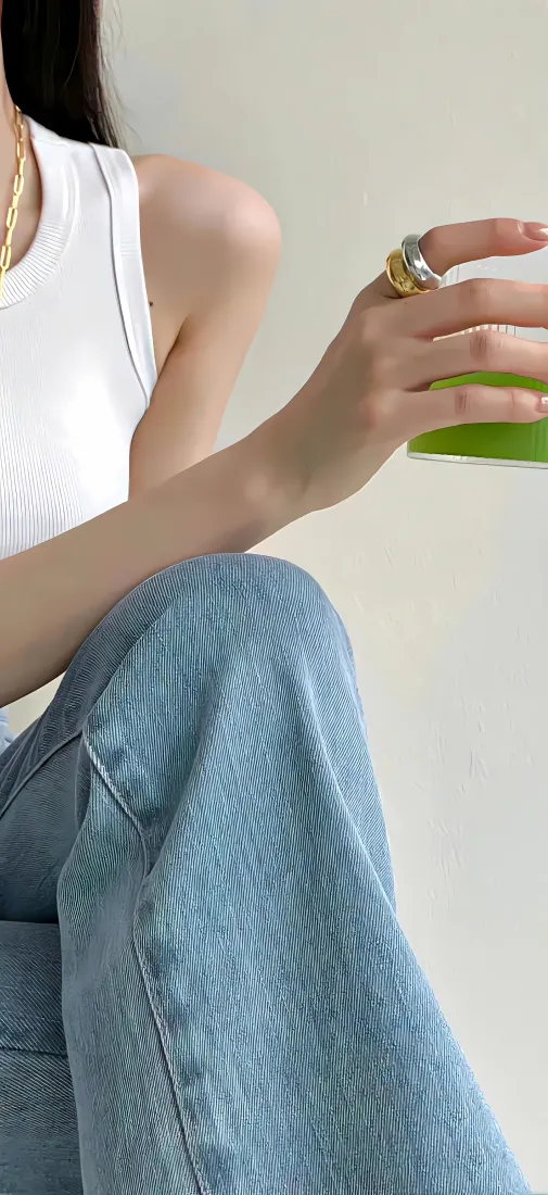 简约美女手机壁纸｜干净日常背景图片 - 休闲穿搭「哲风壁纸」