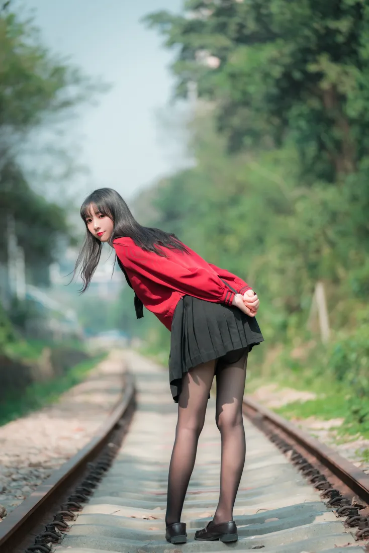 轨道少女手机壁纸｜户外铁轨背景图片 - 红衣黑裙青春少女「哲风壁纸」