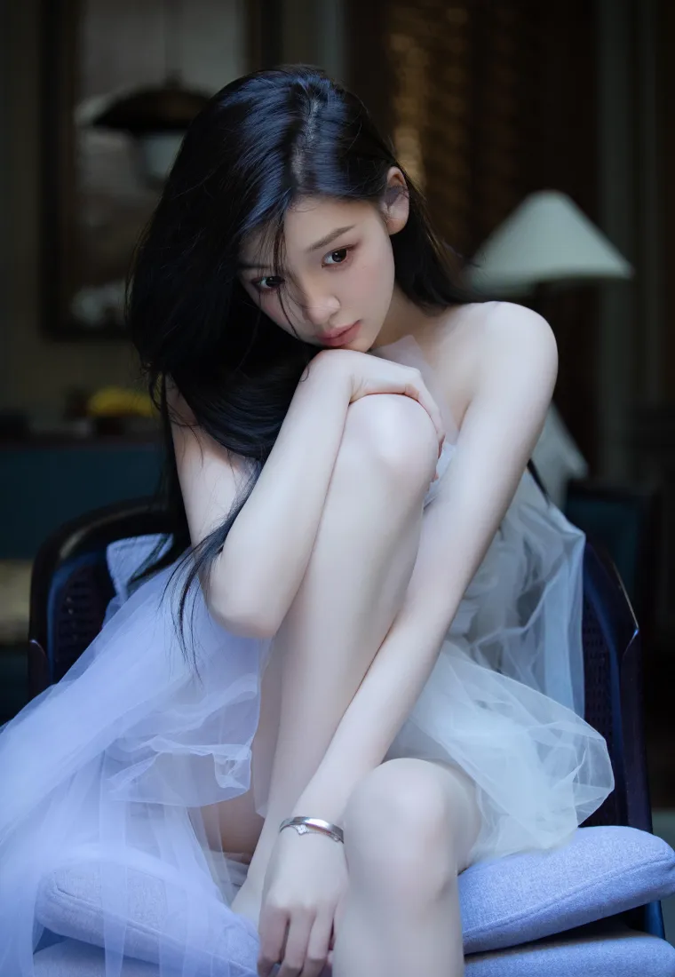 清冷少女手机壁纸｜白裙室内背景图片 - 氛围感写真「哲风壁纸」