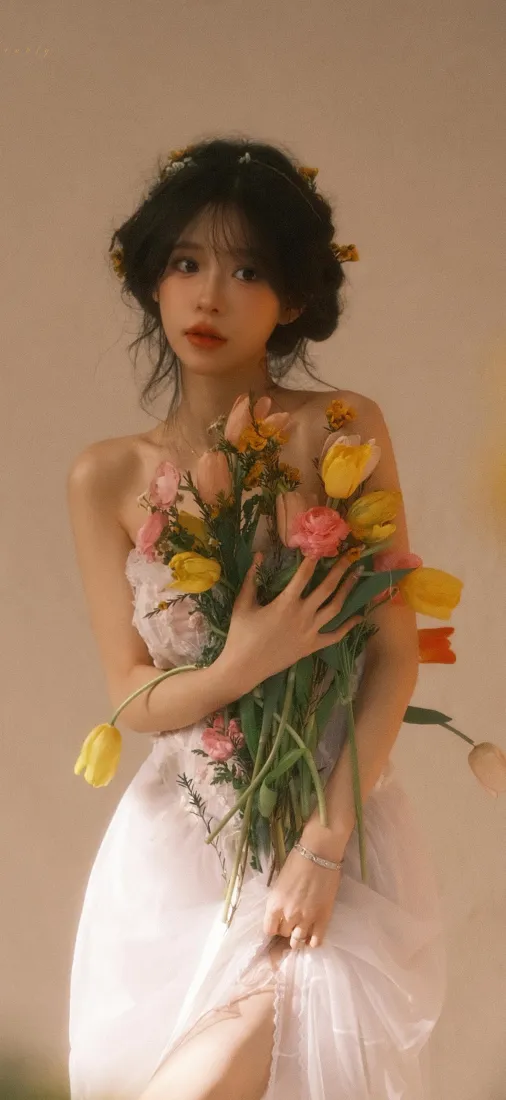 少女手机壁纸｜手捧郁金香暖调背景图片 - 温柔氛围感写真「哲风壁纸」