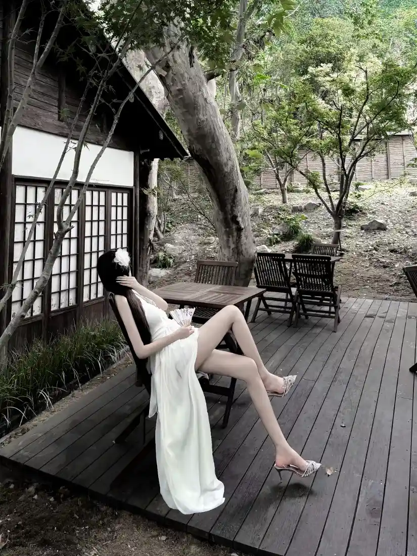 白衣美女手机壁纸｜日式木屋露台背景图片 - 林间休闲场景「哲风壁纸」