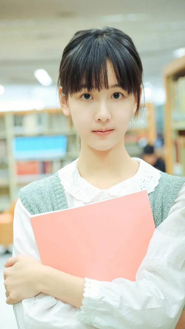 知性美女手机壁纸｜图书馆清新背景图片 - 清纯学生人像「哲风壁纸」