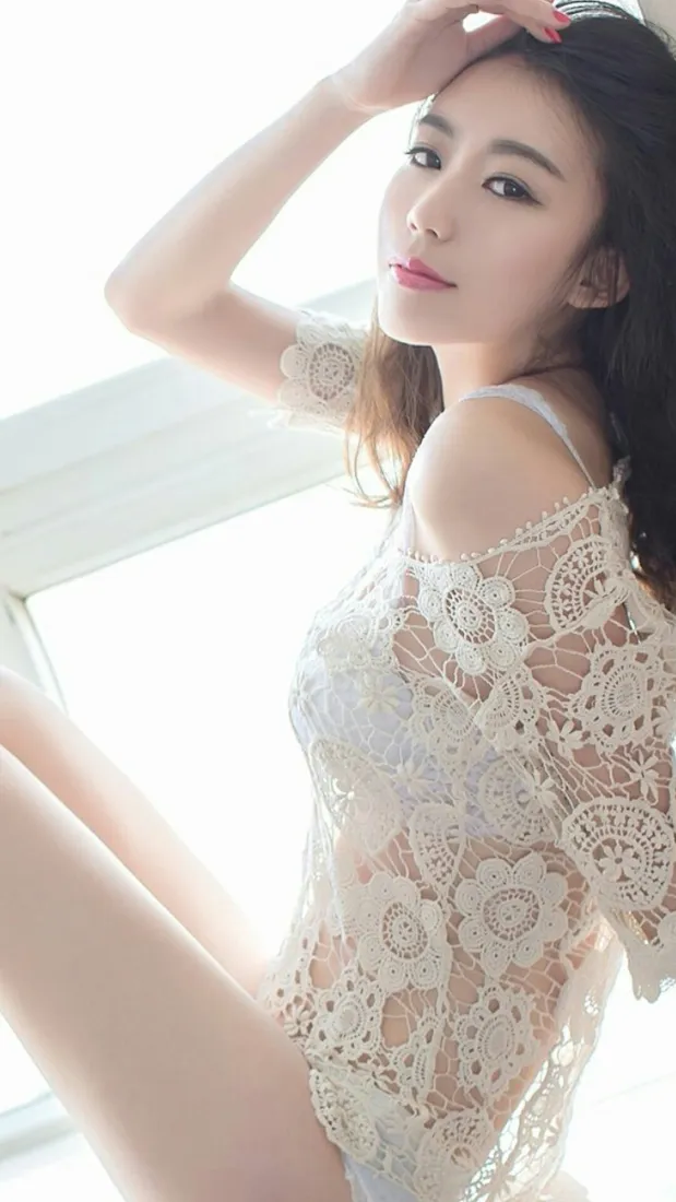 气质长发美女手机壁纸｜明亮窗边背景图片 - 蕾丝露肩穿搭「哲风壁纸」