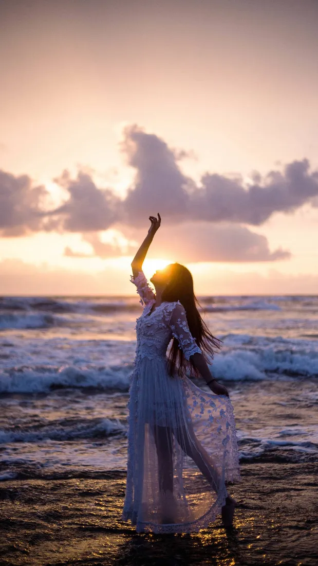 海边日落长裙少女手机壁纸｜黄昏海浪背景图片 - 氛围感人像「哲风壁纸」