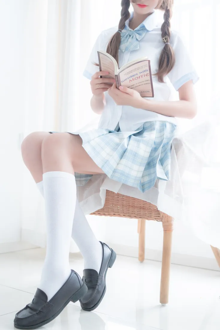 JK少女手机壁纸｜明亮室内背景图片 - 学院风制服穿搭「哲风壁纸」