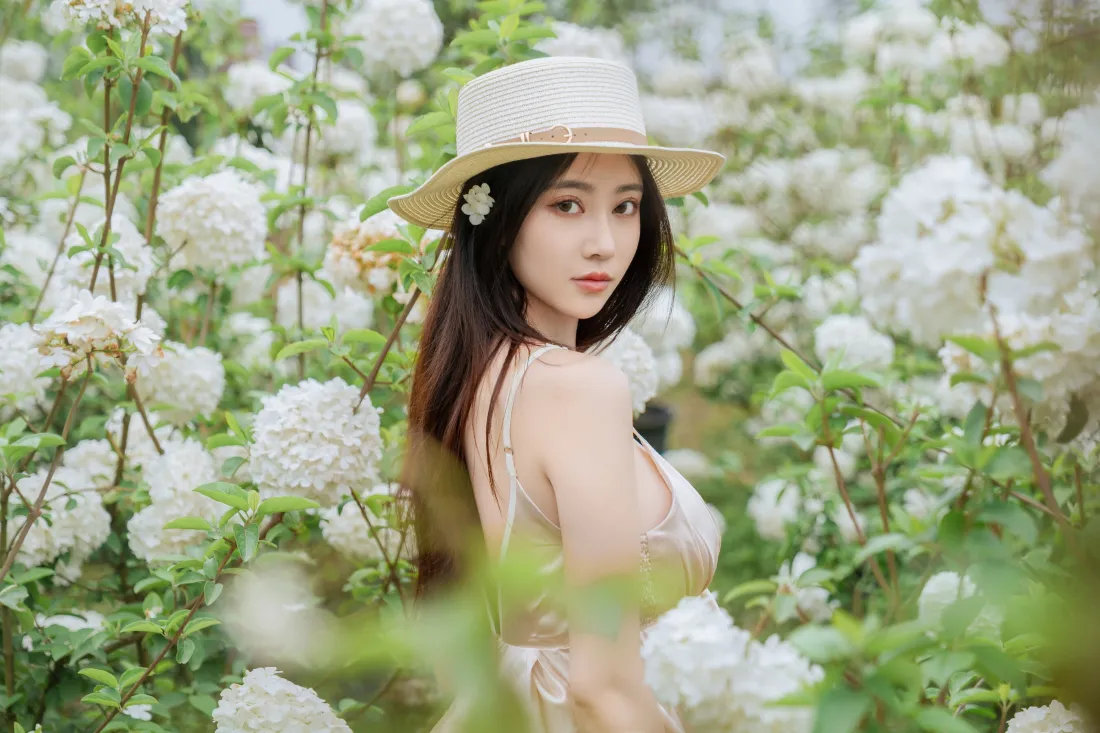 3k美女壁纸｜木绣球花丛背景图片 - 户外清新少女写真「哲风壁纸」