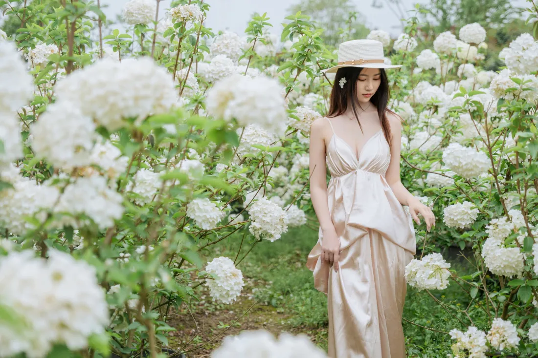 3k木绣球少女壁纸｜绿色花丛背景图片 - 清新人像「哲风壁纸」
