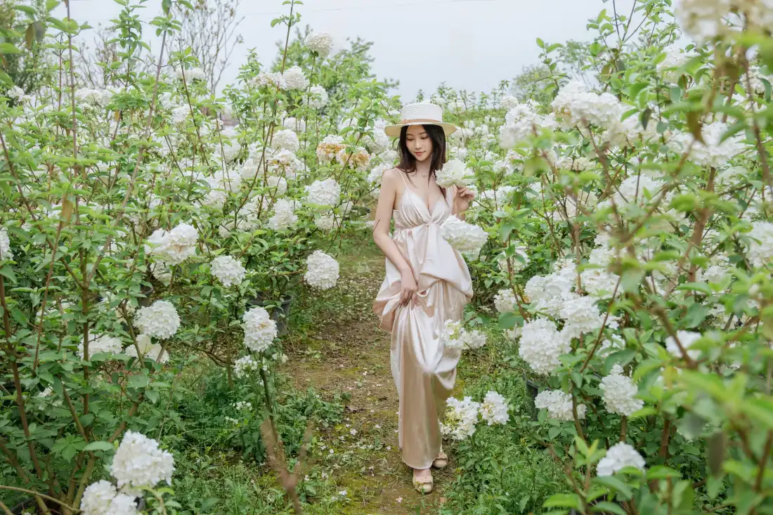 3k木绣球花海壁纸｜草帽长裙美女背景图片 - 春日踏青「哲风壁纸」