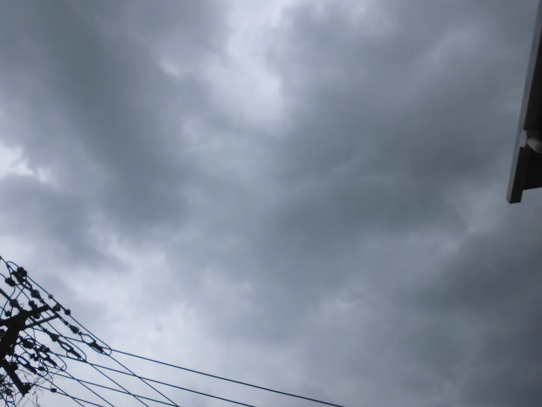 5k乌云密布壁纸｜阴雨天阴沉天空背景图片 - 城市电线杆「哲风壁纸」