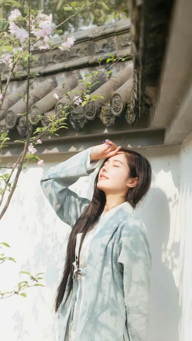 汉服长发美女手机壁纸｜古宅庭院背景图片 - 清新治愈「哲风壁纸」