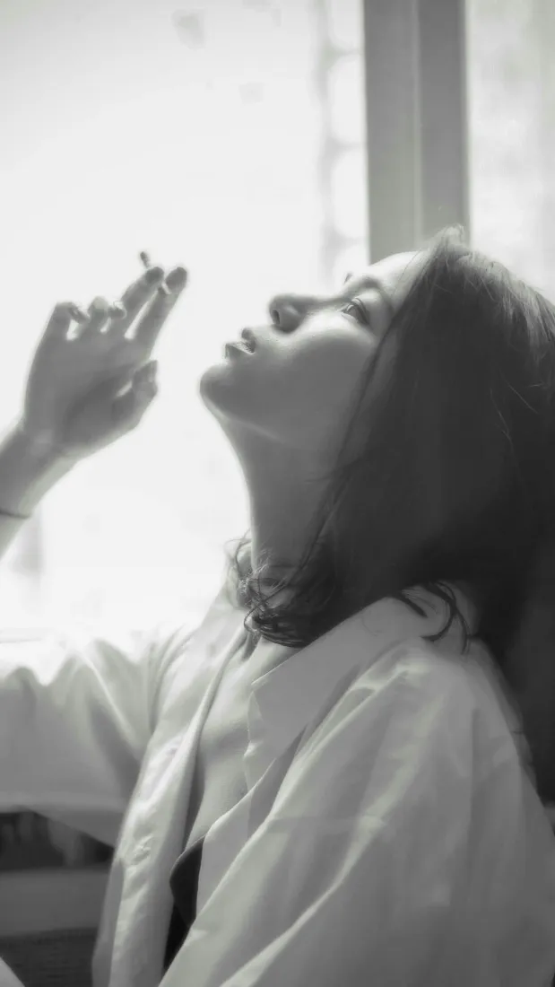 慵懒女性手机壁纸｜窗边自然光背景图片 - 黑白质感写真「哲风壁纸」