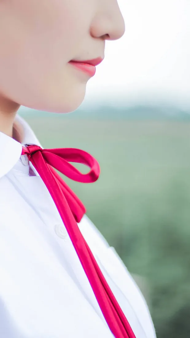 清新少女手机壁纸｜户外绿色背景图片 - 红色领结穿搭「哲风壁纸」
