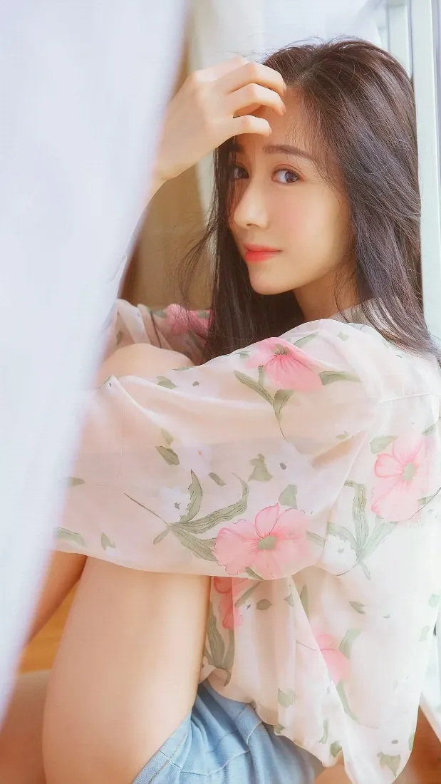 气质长发美女手机壁纸｜居家碎花上衣背景图片 - 清新人像「哲风壁纸」