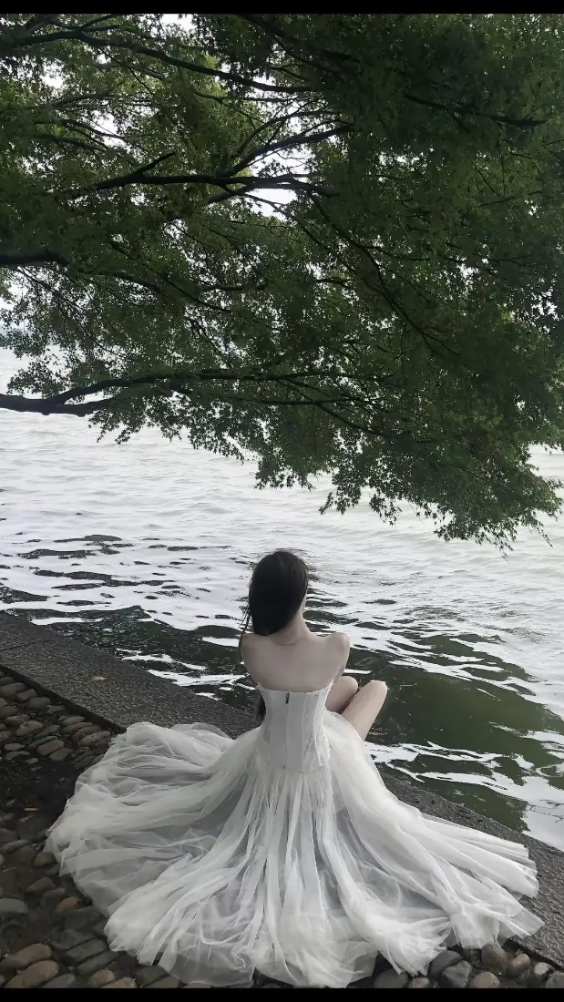 白裙美女手机壁纸｜湖边树荫背景图片 - 氛围感背影「哲风壁纸」
