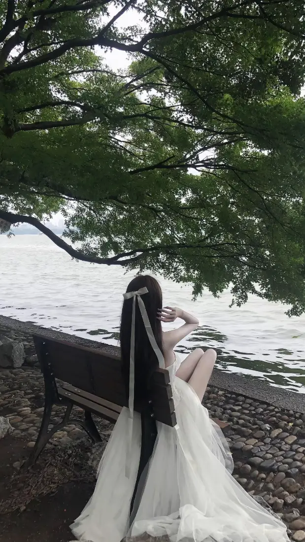 白裙少女手机壁纸｜湖边树荫背景图片 - 清新治愈休闲氛围「哲风壁纸」