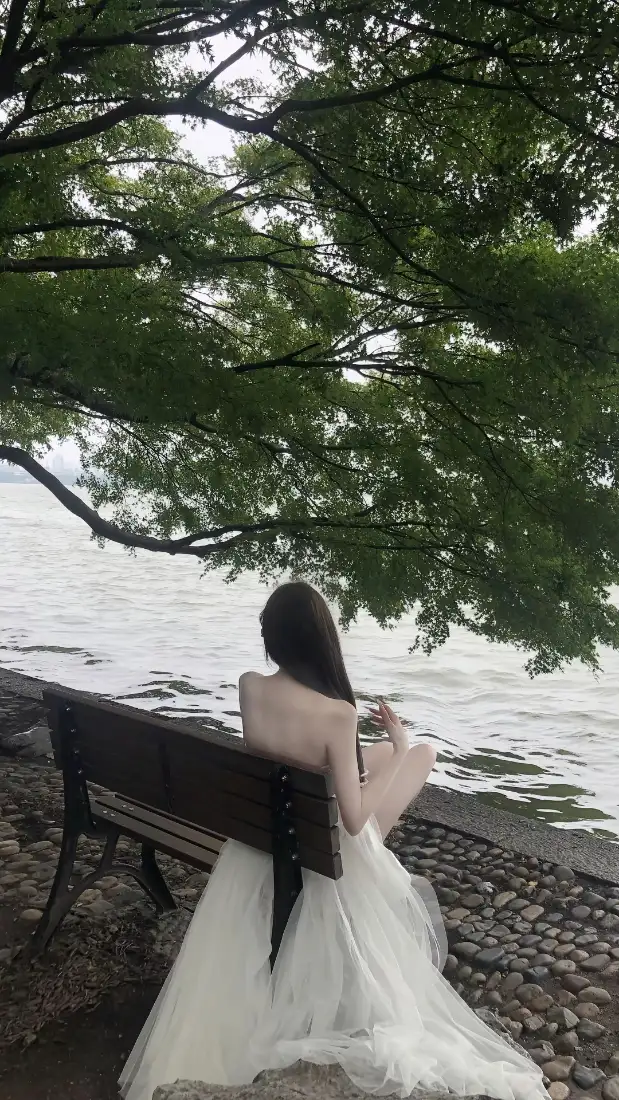 白裙少女手机壁纸｜湖边树荫背景图片 - 氛围感写真「哲风壁纸」