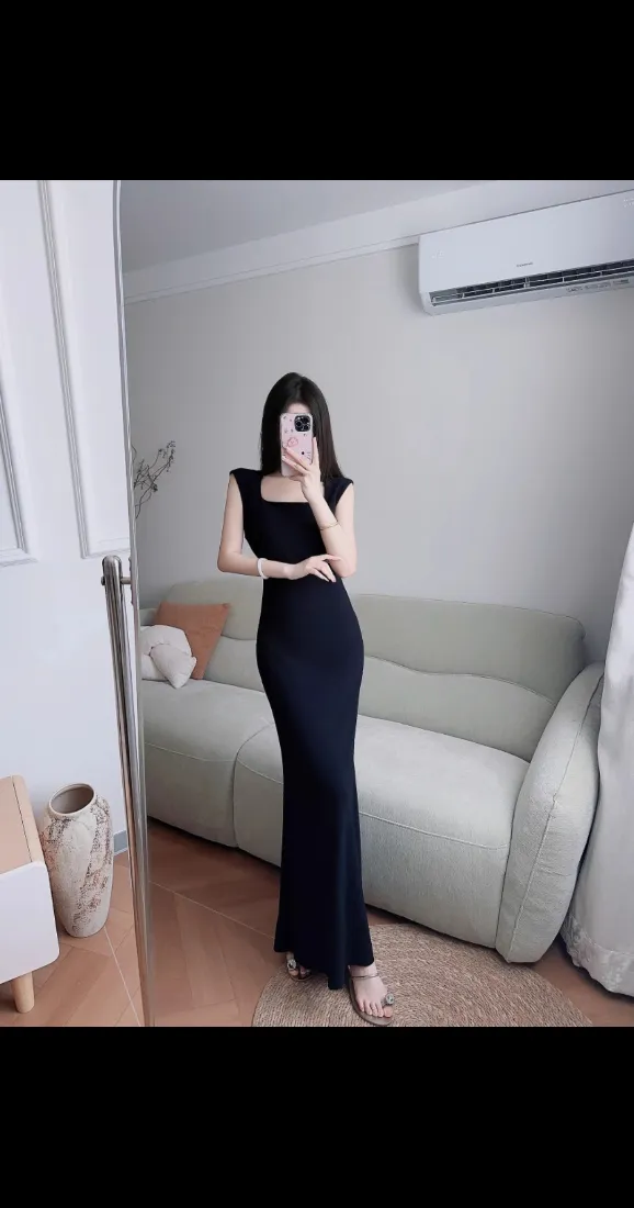 黑色长裙美女手机壁纸｜居家沙发背景图片 - 时尚穿搭「哲风壁纸」
