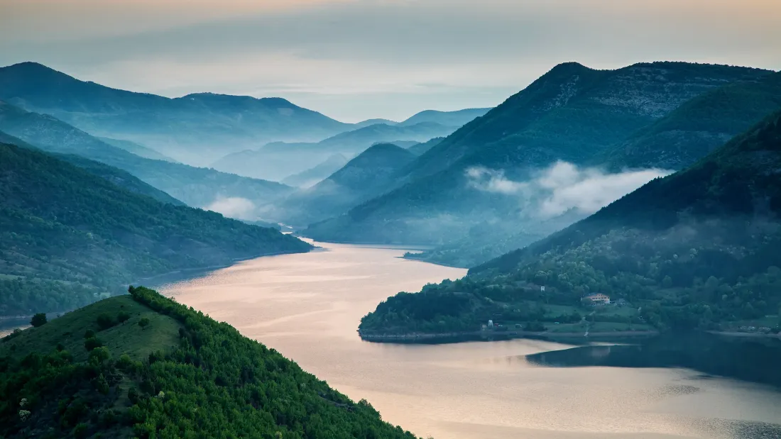 5k山川湖泊壁纸｜云雾山水风景 - 晨雾河谷自然风光「哲风壁纸」