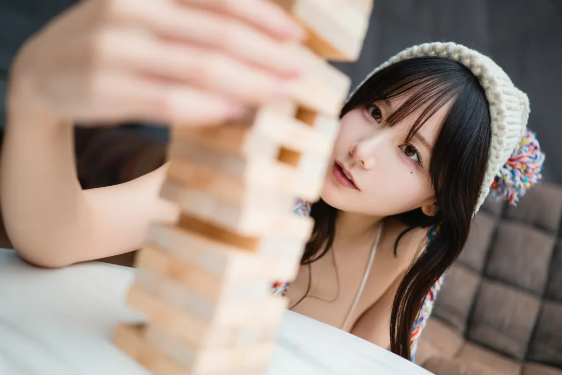 3k甜系美女壁纸｜居家玩积木背景图片 - 针织发带氛围感写真「哲风壁纸」