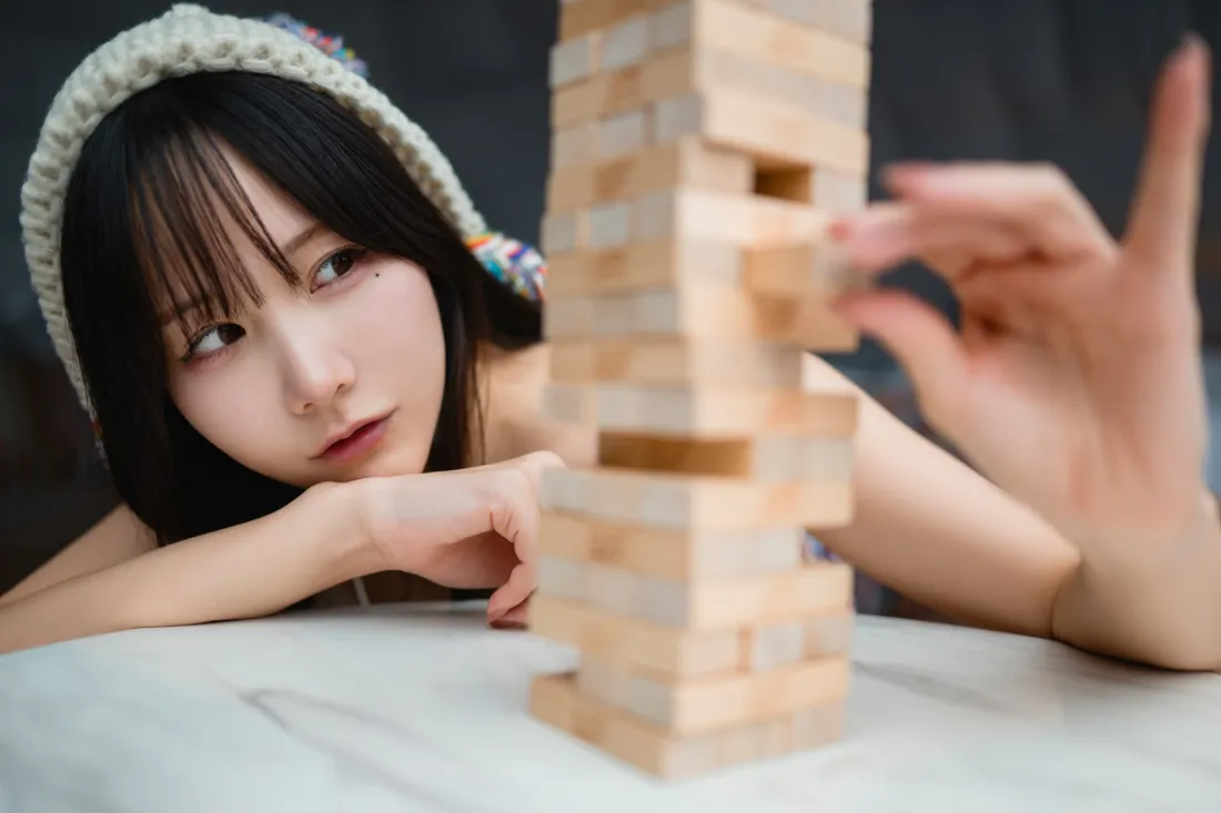3k甜系美女壁纸｜室内玩叠叠乐背景图片 - 针织发箍少女写真「哲风壁纸」