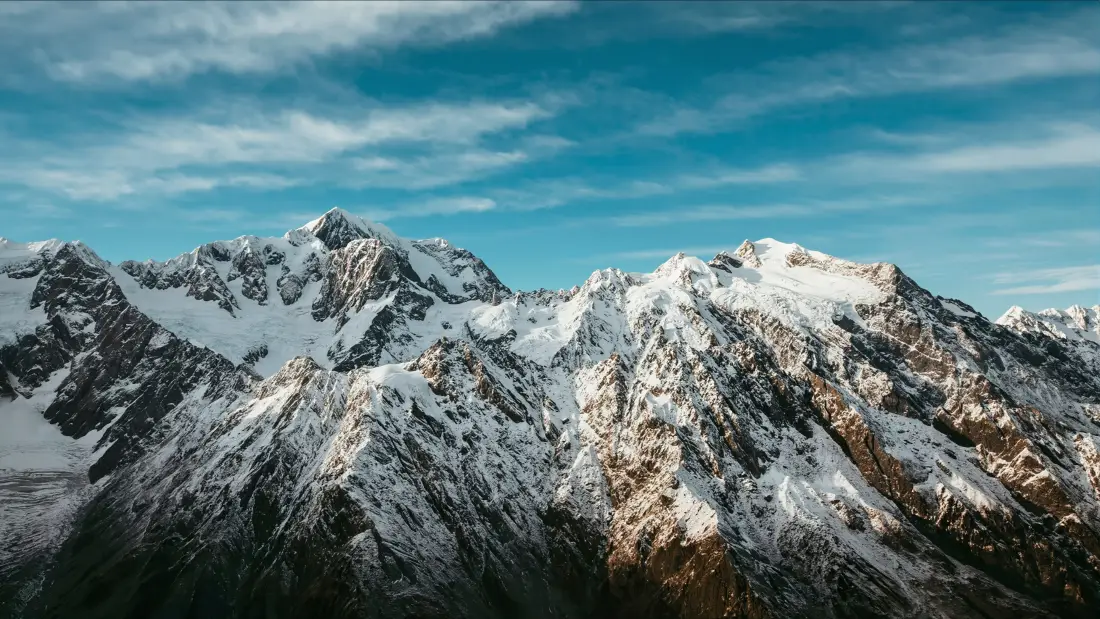 3k雪山蓝天｜壮丽高原背景图片 - 连绵雪峰自然风景「哲风壁纸」