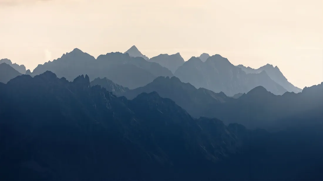 3k层叠远山壁纸｜淡暖天空背景图片 - 青蓝渐变山峦「哲风壁纸」