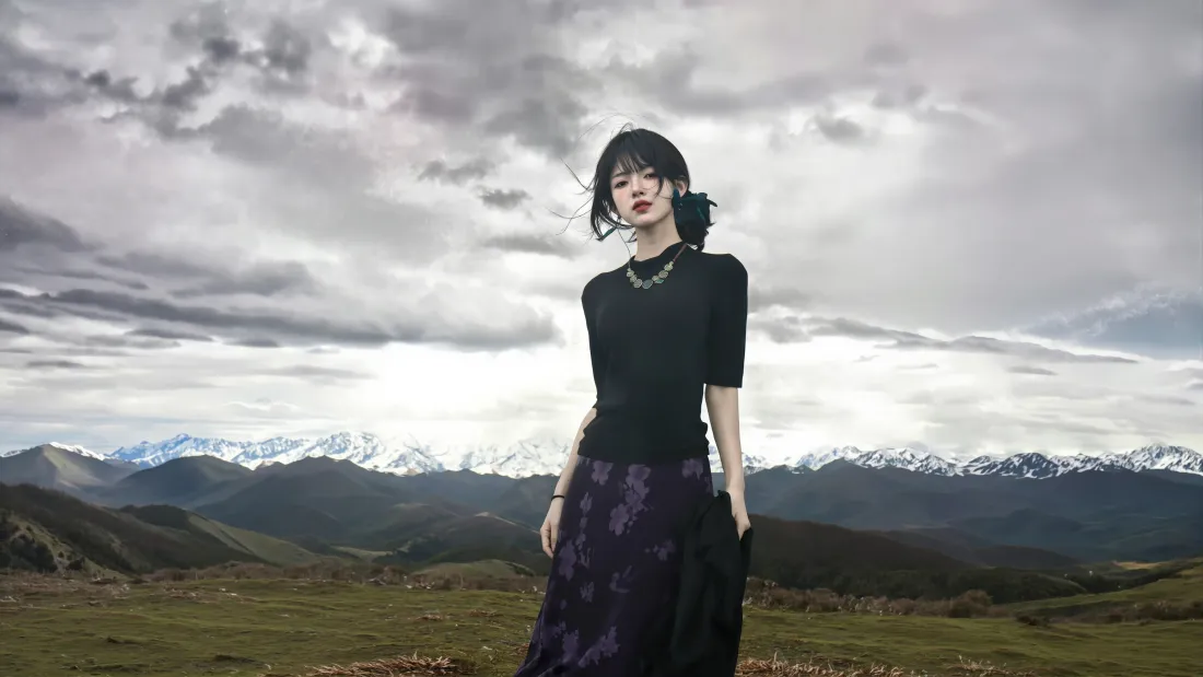 3k草原雪山女生｜冷感户外背景图片 - 黑衣长裙阴天旷野「哲风壁纸」