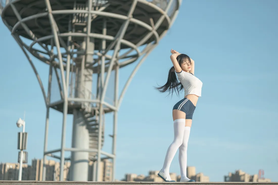 4k体操服少女壁纸｜天台晴空背景图片 - 白丝元气户外写真「哲风壁纸」