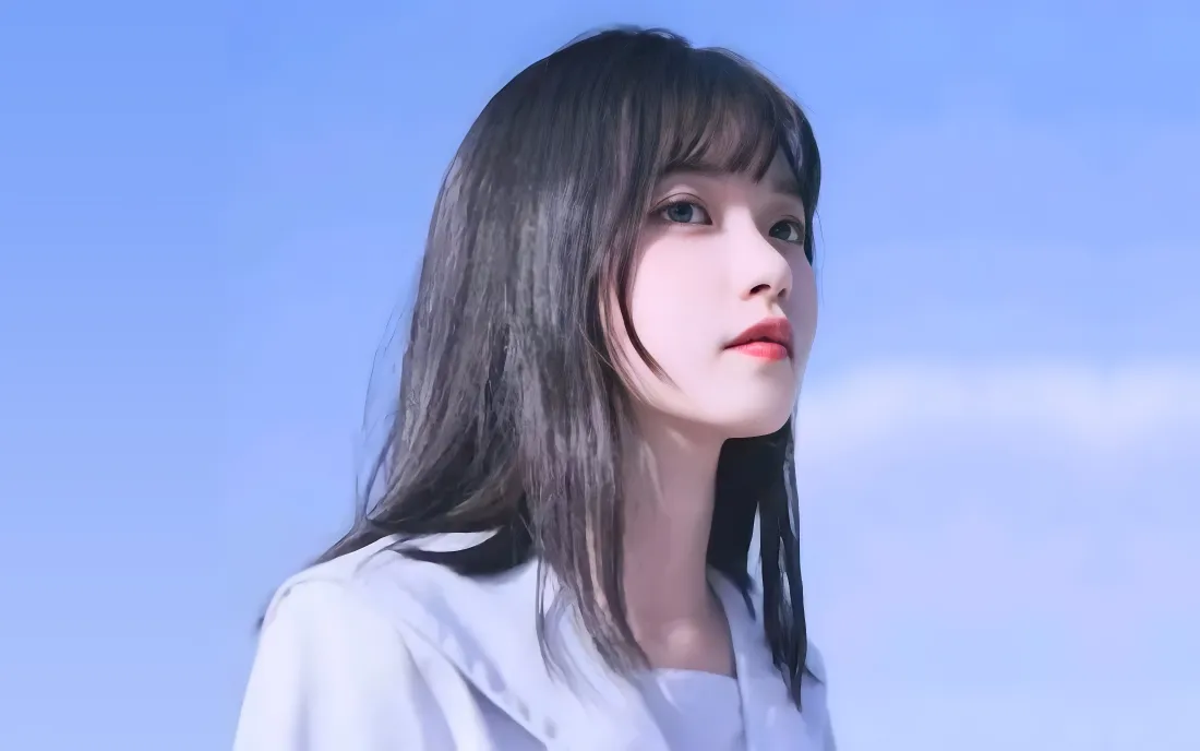 8k清新女生壁纸｜蓝天背景图片 - 黑长直白衬衫侧颜「哲风壁纸」