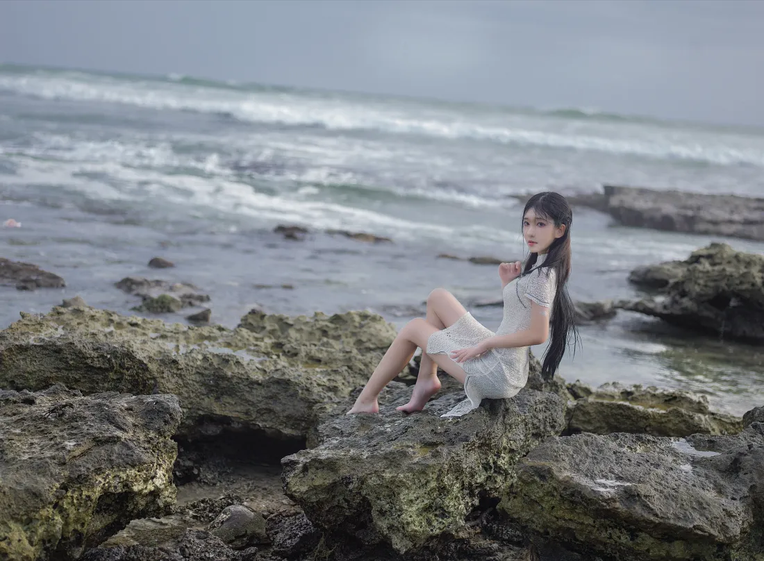 4k白裙少女｜海边礁石背景图片 - 清冷氛围感写真「哲风壁纸」