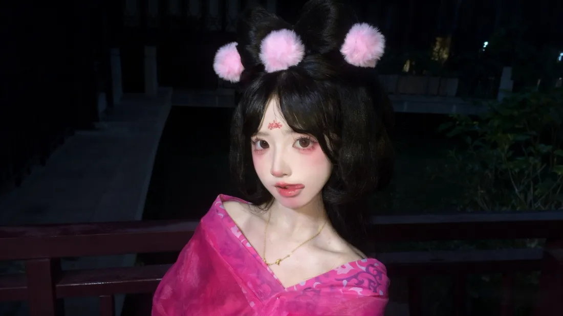 3k古风汉服美女｜玫红衣衫背景图片 - 夜色毛球发饰造型「哲风壁纸」