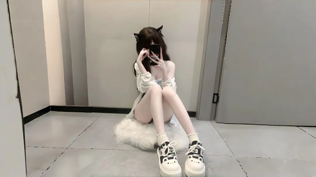 3k猫耳少女壁纸｜室内自拍背景图片 - 白丝穿搭「哲风壁纸」