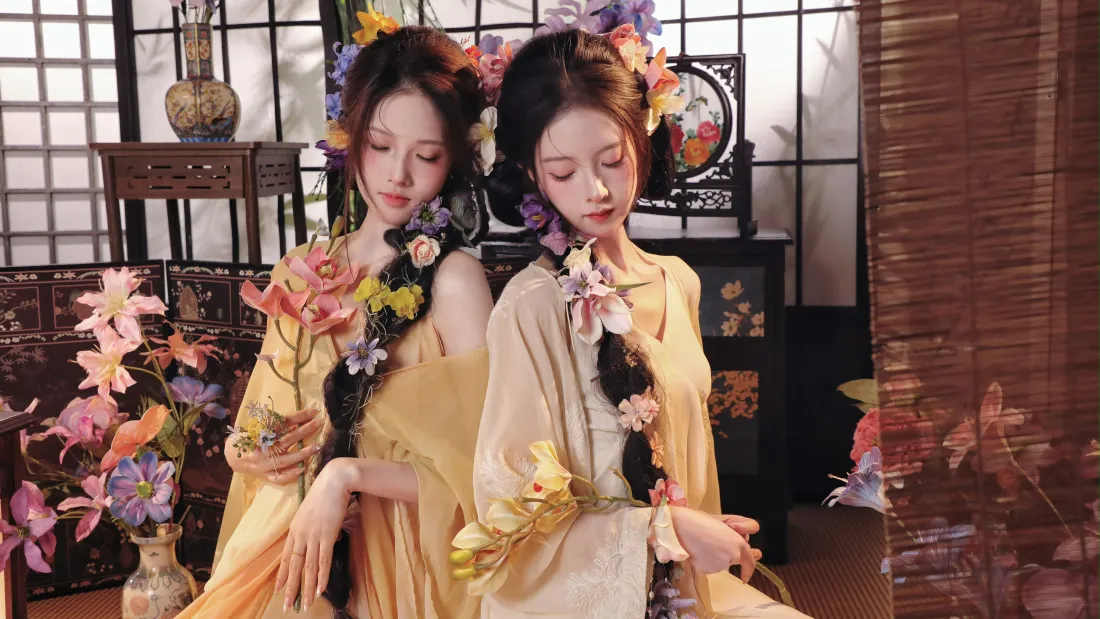 6k古风双姝簪花壁纸｜中式室内背景图片 - 黄衣温婉佳人「哲风壁纸」