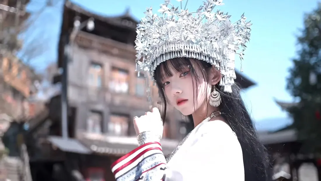 4k苗族少女壁纸｜民族风背景图片 - 银饰头饰苗寨写真「哲风壁纸」
