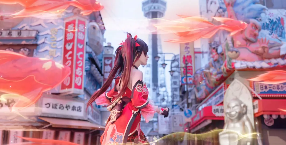 4k花火壁纸｜日式街道背景图片 - 红发少女红裙街景「哲风壁纸」