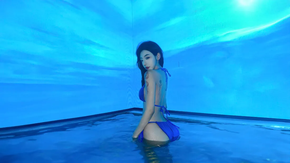 2k泳池美女｜蓝色比基尼背景图片 - 冷调氛围感夏日写真「哲风壁纸」