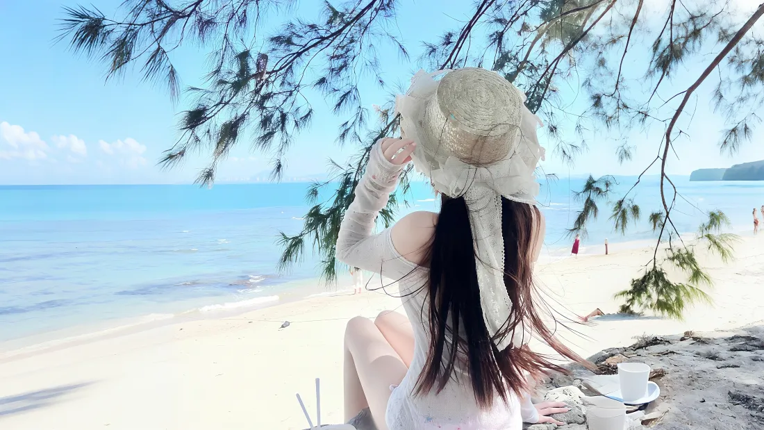 4k海边少女｜夏日度假背景图片 - 白裙草帽沙滩海景「哲风壁纸」