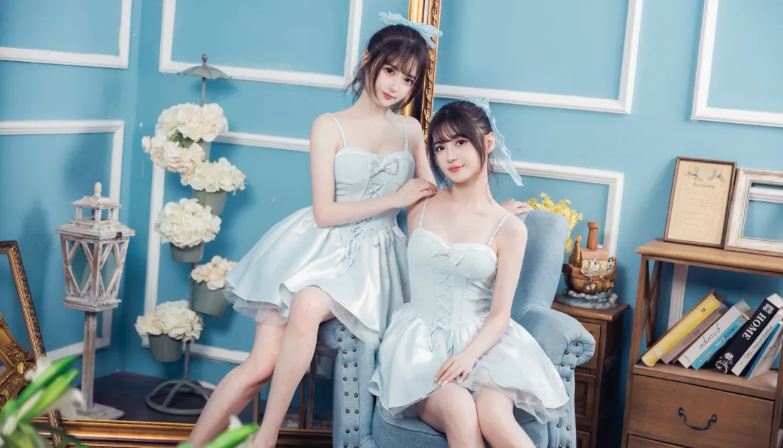 4k双生甜妹写真壁纸｜浅蓝抹胸裙室内背景图片 - 清新少女风「哲风壁纸」