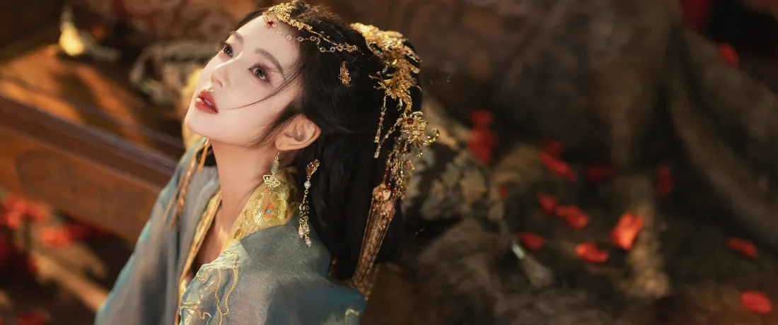 3k古风汉服美女壁纸｜暗夜红瓣背景图片 - 金饰发冠清冷妆造「哲风壁纸」