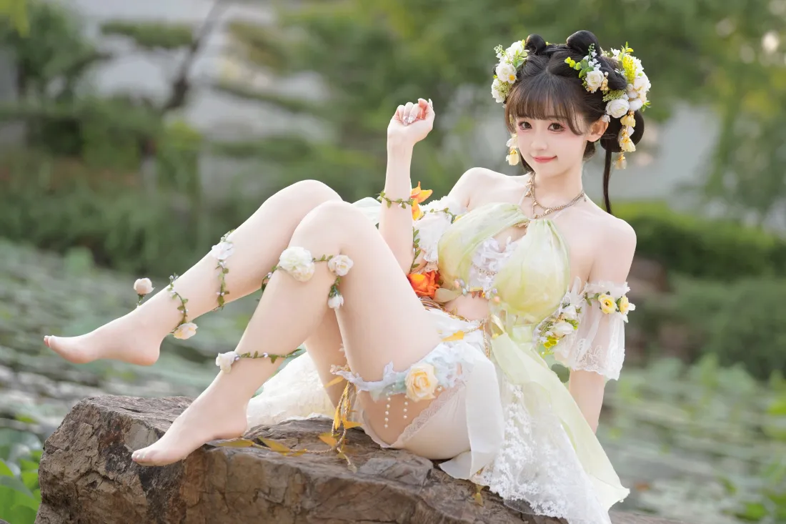 3k古风少女壁纸｜户外溪石背景图片 - 花饰白裙仙姿「哲风壁纸」