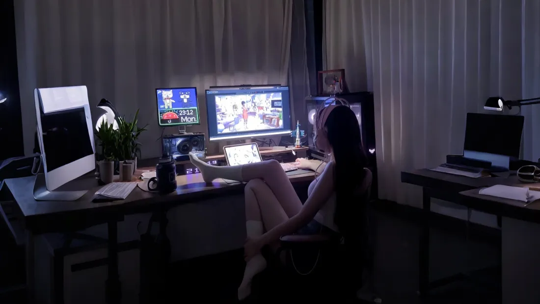 2k电竞少女｜居家电脑房背景图片 - 深夜氛围感桌面场景「哲风壁纸」