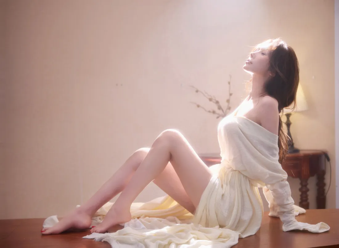4k长发美女｜暖光居家背景图片 - 露肩白裙慵懒坐姿「哲风壁纸」
