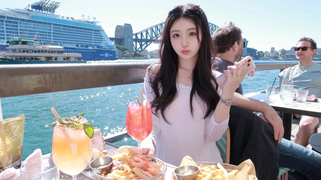 5k海港餐厅美女｜海边度假背景图片 - 美食游轮「哲风壁纸」