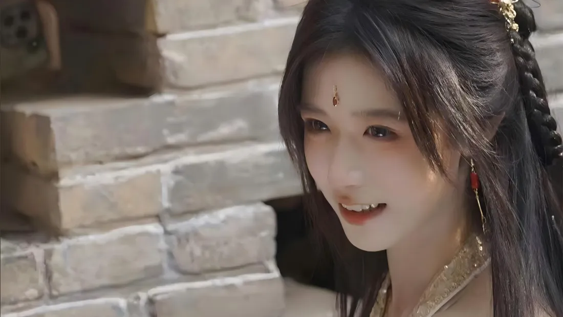 4k古风汉服美女｜石阶背景图片 - 花钿编发造型「哲风壁纸」