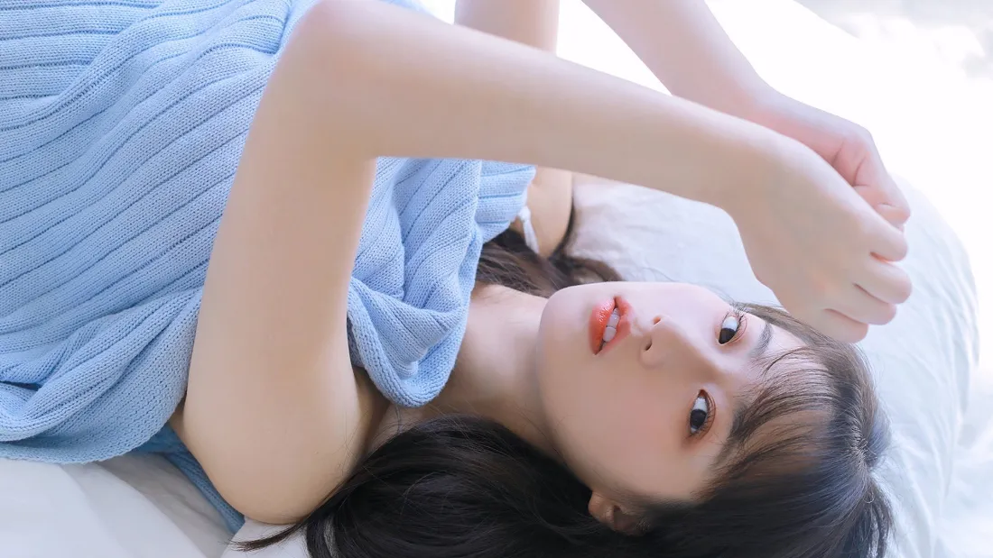 2k清纯少女壁纸｜卧室躺卧背景图片 - 蓝衣长发女生「哲风壁纸」