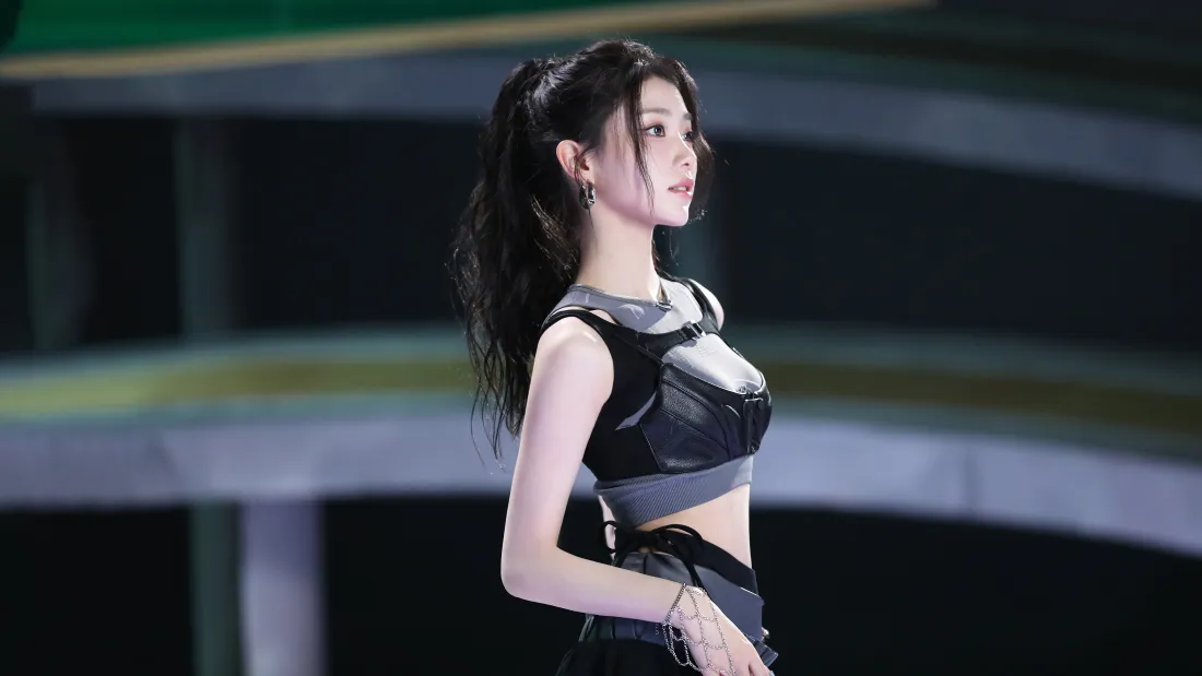 4k酷飒女生｜高马尾露腰舞台背景图片 - 黑灰机能风「哲风壁纸」